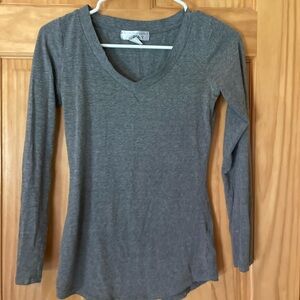 Derek Heart Size M Gray Long V-Neck Sleeve shirt